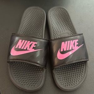 NIKE Size 10 Women’s Black and Pink Slides